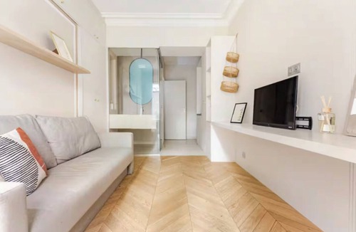 16th Arrondissement Apartment | Passy Chic: Studio Design & Calme Absolu