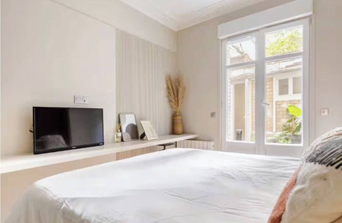 16th Arrondissement Apartment | Passy Chic: Studio Design & Calme Absolu
