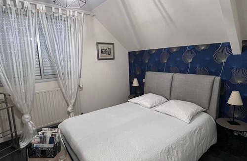 Sable-sur-Sarthe Bed & Breakfast | Pause Tranquille Room 2 with Shared Terrace, Garden & Wi-Fi