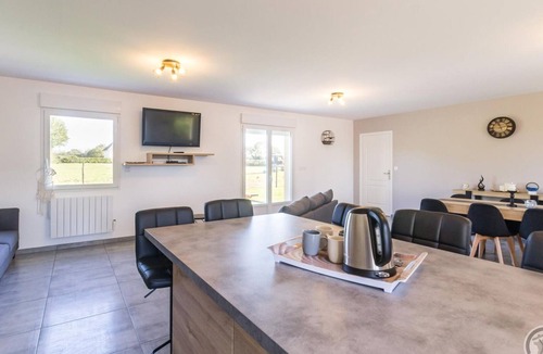 Vesly Cottage | Peaceful countryside house with garden and bikes available