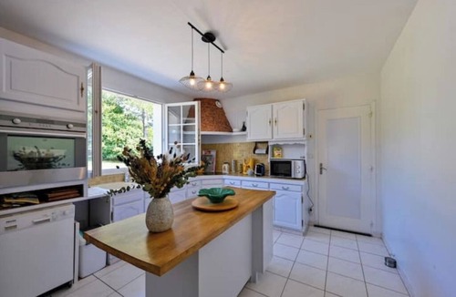 Crach House | Peaceful house with jacuzzi, large garden and Breton charm