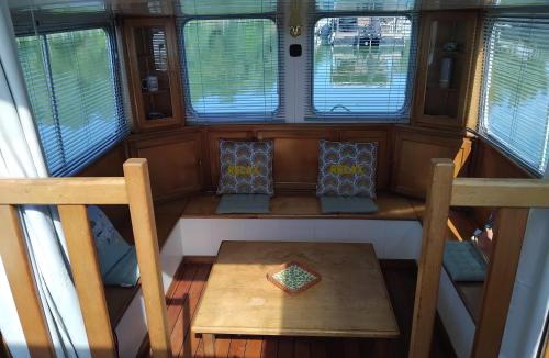 Chateau-Gontier Boat Rental | Penichette cosy couple famille amis ouvriers