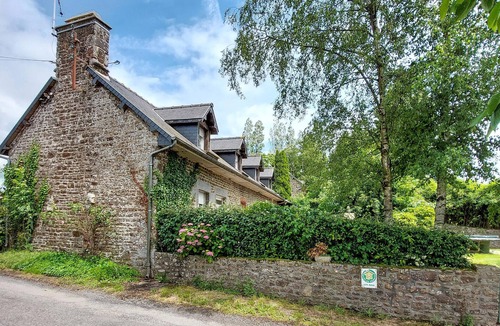 La Chapelle-Uree House | Pet friendly home in La Chapelle-Uree with WiFi