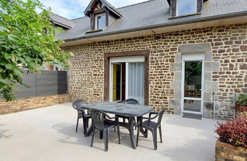 La Chapelle-Uree House | Pet friendly home in La Chapelle-Uree with WiFi