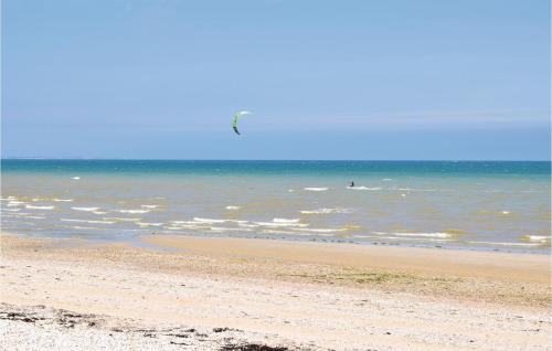 Saint-Marcouf House | Pet Friendly Home In St Marcouf De L'isle