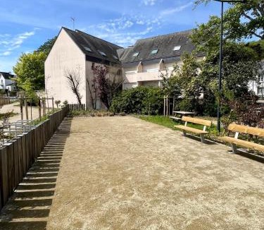 Treboul Apartment | Plage des Sables blancs, Appartement raffiné avec terrasse