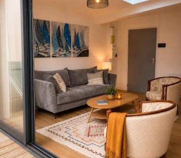 Auray Apartment | Plein centre Auray - Grand duplex 2 suites avec terrasse ensoleillée