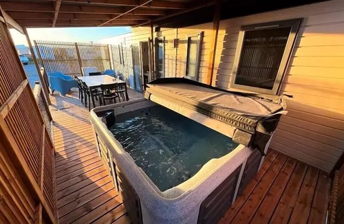 Saint-Molf House | PLENITUDE Collection - 4-bedroom, 2-bathroom mobile home with private spa, sleeps 8