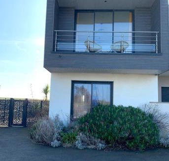 Saint-Come-de-Fresne Apartment | pontons view residence