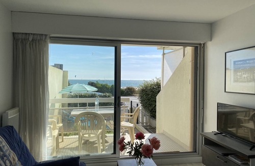 Pornichet Apartment | PORNICHET la BAULE petit Appt face mer pieds dans l'eau, belle terrasse parking.