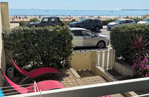 Pornichet Apartment | PORNICHET la BAULE petit Appt face mer pieds dans l'eau, belle terrasse parking.