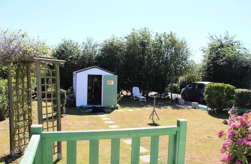 Balleroy House | Premium Villa 2-Bedroom Mobile Home - 40 m² + semi-covered patio + large garden; sleeps 4