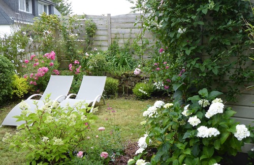 Baden House | Pretty cottage with Wifi by the sea