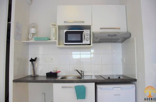 Grandcamp-Maisy Hotel | Prime Location! Onsite Parking, Pool, Pets Allowed! Near Plage de Grandcamp!