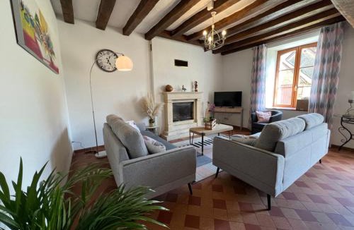 Parigne-lʼEveque House | Proche le Mans, Parigné l'Evêque,maison forestière, accueil chevaux possible 11 pers