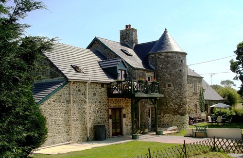 Nehou House | Puddle-duck La Mare Chappey, Child-Friendly, Heated Pool & Great Facilities
