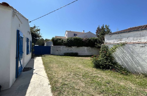 L'Epine House | Quiet 2-Bed Beach House with Garden, Terrace, and Parking
