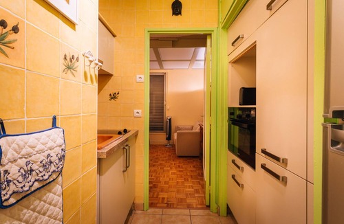 Quartier Saint-Ambroise Condo | quiet and comfortable studio steps away from le marais