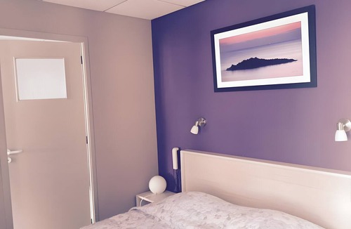 Priziac Bed & Breakfast | Quiet Room with Violet and Pink Accents