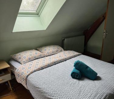 Champagne House | "Rêves de Gamins" Chambre de gauche, 4 couchages dans gîte de campagne "La Camusière", proche du Pôle Européen et du circuit des 24h