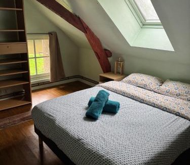 Champagne House | "Rêves de Gamins" Chambre de gauche, 4 couchages dans gîte de campagne "La Camusière", proche du Pôle Européen et du circuit des 24h