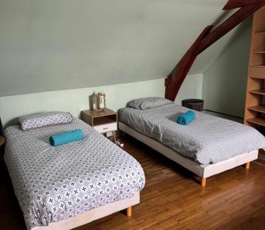 Champagne House | "Rêves de Gamins" Chambre de gauche, 4 couchages dans gîte de campagne "La Camusière", proche du Pôle Européen et du circuit des 24h