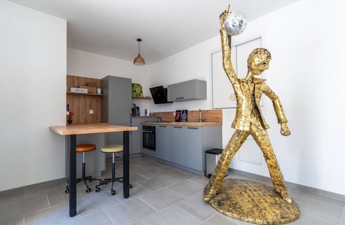 Besse-sur-Braye Apartment | Relive the Disco Era! Spacious Two-Bedroom Apartme
