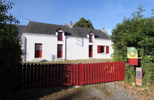 Donges Cottage | Renovated Breton Cottage with Parking & WiFi