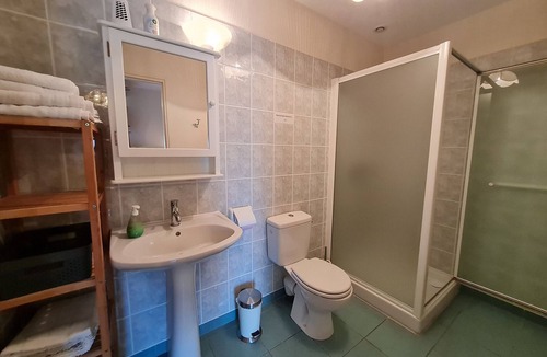 Cravant Bed & Breakfast | Renovated farmhouse retreat - 4 rooms with breakfast