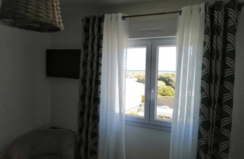Gavres Villa | Renovated house 50 m from the beach - Enclosed garden & terraces, sea view