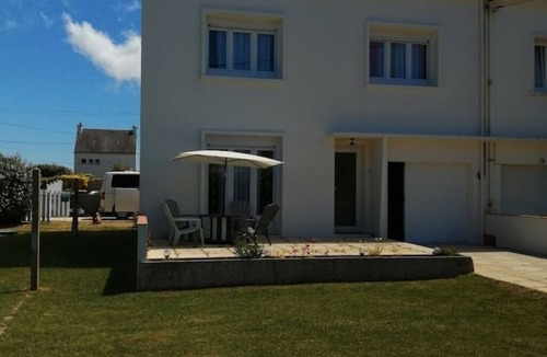 Gavres Villa | Renovated house 50 m from the beach - Enclosed garden & terraces, sea view