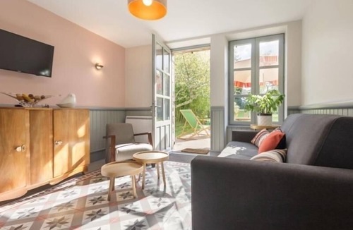 Saint-Pere-en-Retz Cottage | Renovated Master House, Quiet Countryside, Modern Comforts, Near Beaches and Nantes Attractions