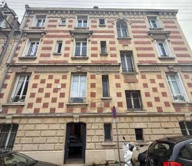 Jardin des plantes Apartment | Renovated studio Place Saint-Sauveur, Caen city center