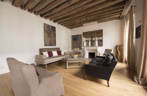 Marais Apartment | RICH PARISIAN CHARACTER IN THE HISTORIC MARAIS ON RAMBUTEAU
