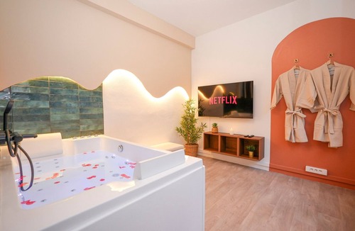 Republique Apartment | Romantic Suite with Spa & Private Parking