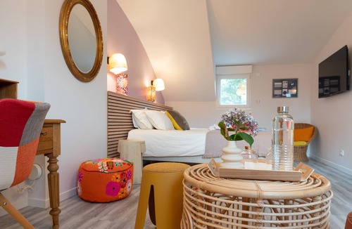 Ploeren Bed & Breakfast | Room 'Hoëdic' with Shared Terrace, Wi-Fi, and Air Conditioning