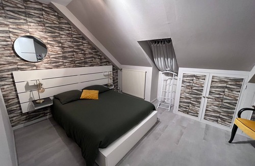 Sable-sur-Sarthe Bed & Breakfast | Room "Pause Tranquille - Room 1" with Shared Terrace, Shared Garden and Wi-Fi