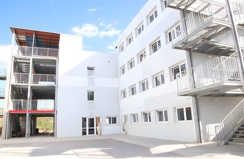 Mudaison Apartment | Room with Shared Terrace and Wi-Fi, 10 Minutes from the Beach