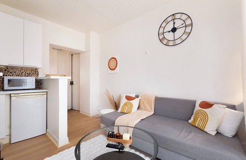 Clichy Apartment | Sacré-Coeur view, 2 min from Paris, Netflix & Cosy