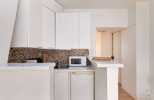 Clichy Apartment | Sacré-Coeur view, 2 min from Paris, Netflix & Cosy