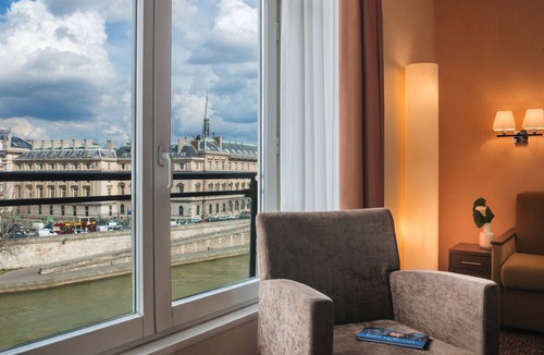 Saint-Germain-des-Pres Apartment | Saint Germain 1 Bedroom Apartment With Seine