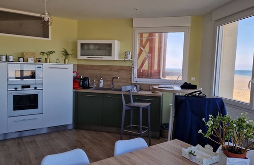 Grandcamp-Maisy Apartment | Seafront apartment