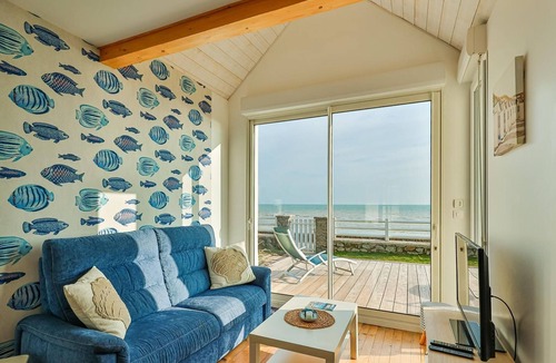 Quineville Cottage | Seafront House with Direct Beach Access in Quinéville