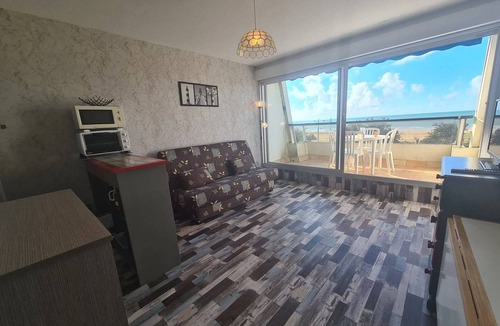 Saint-Jean-de-Monts Apartment | Seafront studio with parking and pets allowed