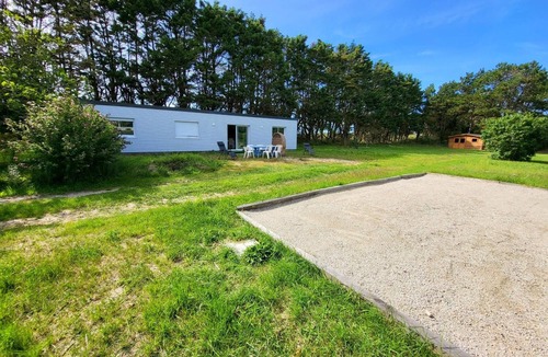 Pirou House | Seaside Gîte La Guichardière: Shared Terrace, Private Garden & Wi-Fi in Pirou