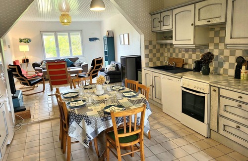 Creances House | Seaside, Les Fleurs Holiday Home with Shared Terrace, Private Garden and Wi-Fi