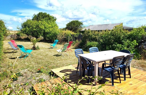 Creances House | Seaside, Les Fleurs Holiday Home with Shared Terrace, Private Garden and Wi-Fi