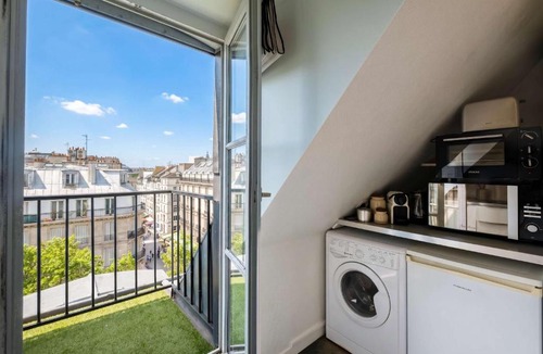Saint-Merri Apartment | Sebastopol Chic Balcon & Parisian View