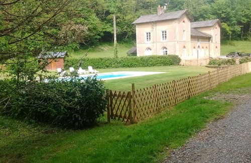 Mont-Saint-Jean Cottage | Secluded gite in the grounds of a chateau with private fishing