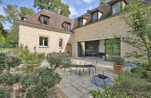 Neauphle-le-Chateau Villa | Signature Villa Heated Pool - Welkeys